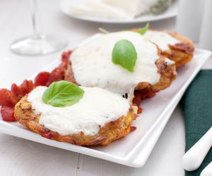 Schabowe caprese - przepis na pyszny schab z pomidorem i mozzarellą