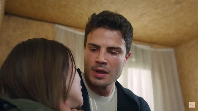 Zeynep rzuci się między napastnika a Ege, przyjmując cios nożem na siebie