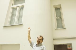 Nie zauważyła, że mieszka ze zmarłym mężem. Mieszkańcy mają dość smrodu 