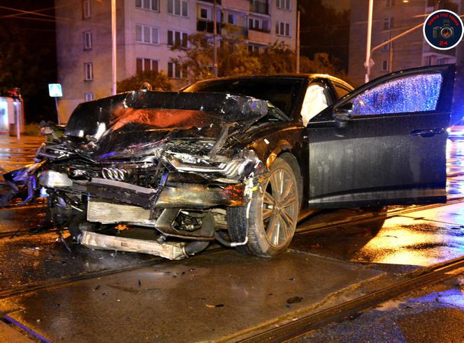 Zmiażdżone auto w centrum Warszawy 