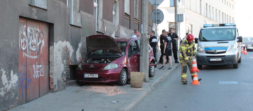 Grudziądz: Rozpędzona 35-latka wjechała w pieszych! Dwie osoby trafiły do szpitala [ZDJĘCIA]