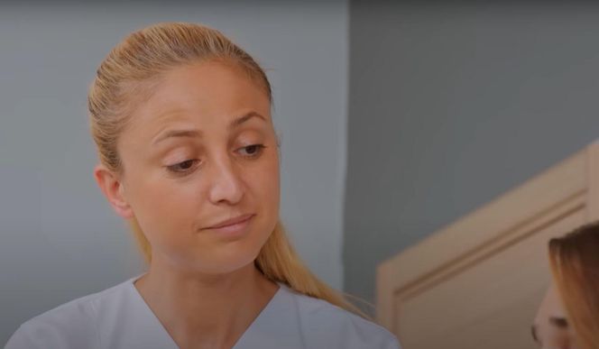 Sila wpada pod samochód.