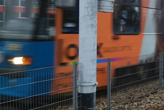 Wrocław: Samochód uderzył w tramwaj! Motorniczy nie zdążył wyhamować