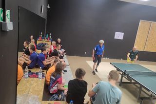 W Toruniu starsi i młodsi uderzają w białą piłeczkę. Każdy może dołączyć