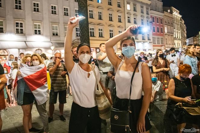 Manifestacja Białorusinów na rynku w Krakowie. Precz z Łukaszenką!