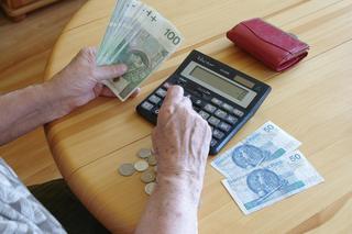 100 tys. emerytów w Polsce czeka na decyzję rządu. Czy odzyskają stracone pieniądze? 