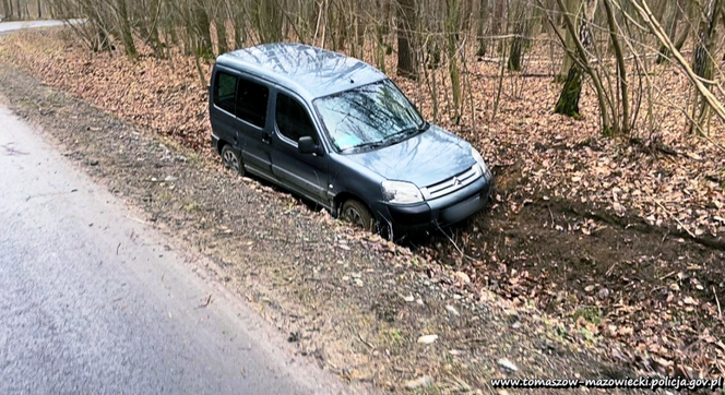 Łódzkie. Wjechał do rowu dwoma samochodami jednego dnia! Pechowiec może nawet trafić za kratki