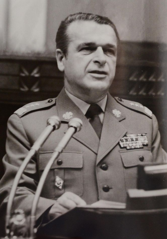 Generał Czesław Kiszczak ma skromny grób