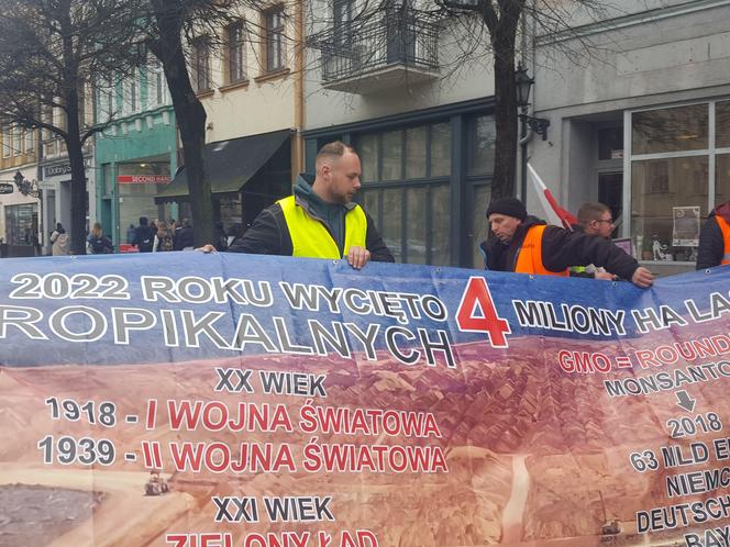 Rolnicy z traktorami na rynku w Lesznie. Tłumaczą mieszkańcom powody swoich protestów