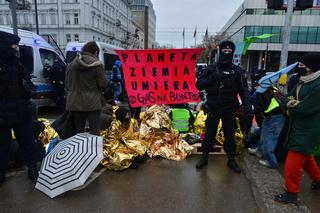 Ludzie leżą na ulicy w centrum Warszawy