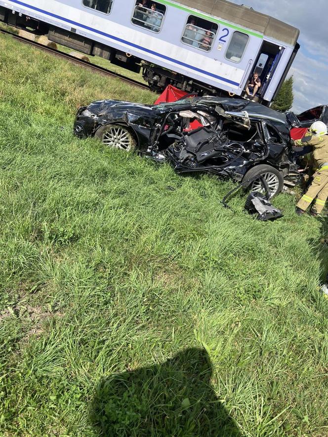 Dylewo. Audi zmiażdżone przez pociąg na przejeździe kolejowym. Nie żyje 45-letni kobieta