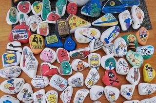 dzieło Katarzyny Ostapczuk na grupie Kamyki