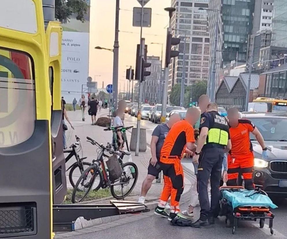 Groźny wypadek na Woli. Rowerzystka potrącona przez BMW. Interweniowali strażnicy