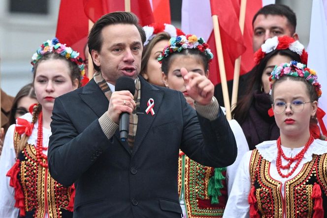 Bosak z mównicy pozdrowił Nawrockiego na Marszu Niepodległości. „Nie oddamy Polski n…