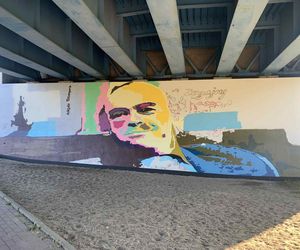 Nowy mural w Bydgoszczy. Stanisław Tym upamiętniony w przestrzeni miejskiej