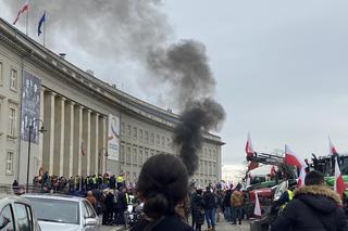 Protest rolników we Wrocławiu. Strajk wymyka się spod kontroli. Urząd Wojewódzki obrzucany jajkami