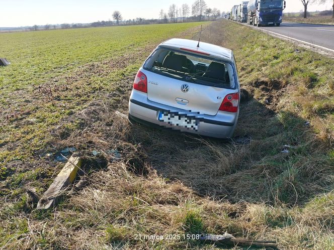 Wypadek na DK12 koło Leszna. 18-letni kierowca w szpitalu