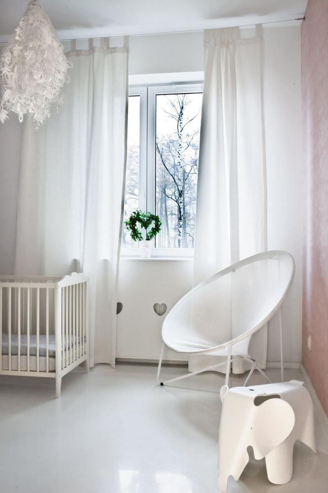 Biały pokój niemowlaka