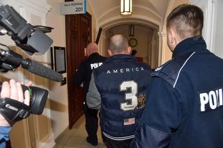 Początek procesu mężczyzny, który na ulicy odgryzł nos żonie 