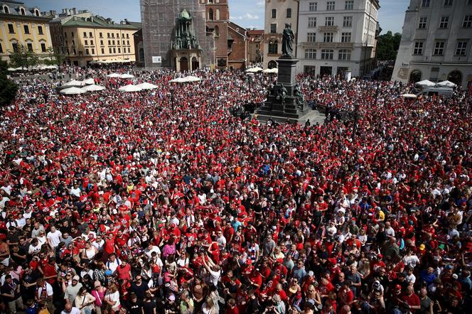 Szalona radość na Rynku Głównym. Kibice Wisły Kraków świętowali zdobycie piątego Pucharu Polski