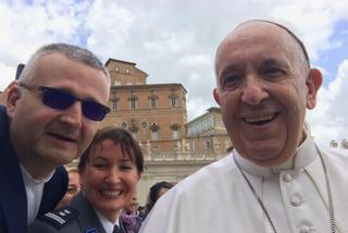 Selfie z Franciszkiem? Małopolscy policjanci na audiencji w Watykanie [ZDJĘCIA]