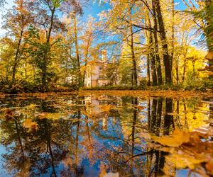 Ta miejscowość to nowe Tatry! Znajdują się w niej góry, jezioro i zamki, które aż zachęcają do jesiennego wypadu