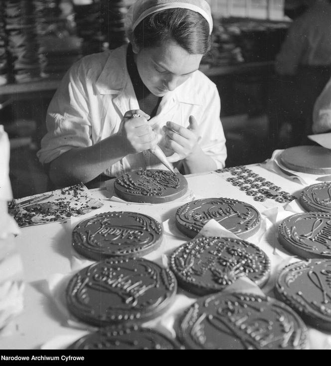 Pracownica dekorująca torty pralinowe (tzw. torciki wedlowskie), 1956 r.