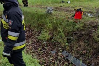 Wypadek pod Radomskiem. Bus wbił się w drzewo! Sześć osób w szpitalu, droga zablokowana