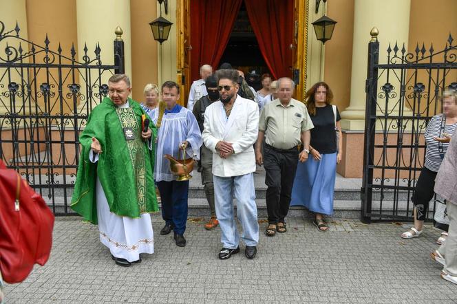 Krzysztof Rutkowski nie przestaje zadziwiać. Tym razem zorganizował ceremonię… święcenia samochodów [ZDJĘCIA]