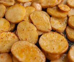 Chrupiące talarki ziemniaczane z piekarnika. Przepis na idealne pieczone ziemniaczki