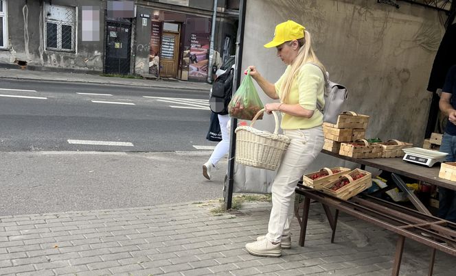 Europosłanka Wcisło buszuje na bazarku.