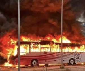 Ogromne zamieszki w trakcie derbów. Kibice podpalili autokar lokalnego rywala. Sędzia został ranny