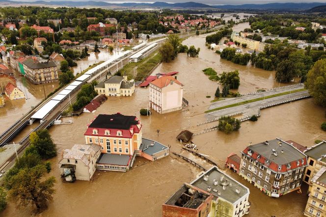 Powódź 2024 w Kłodzku. Miasto tonie, ogrom tragedii widać na zdjęciach z lotu ptaka