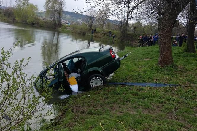 Tragiczny wypadek w gminie Bodzentyn. Auto wjechało do wody, kierowca zmarł