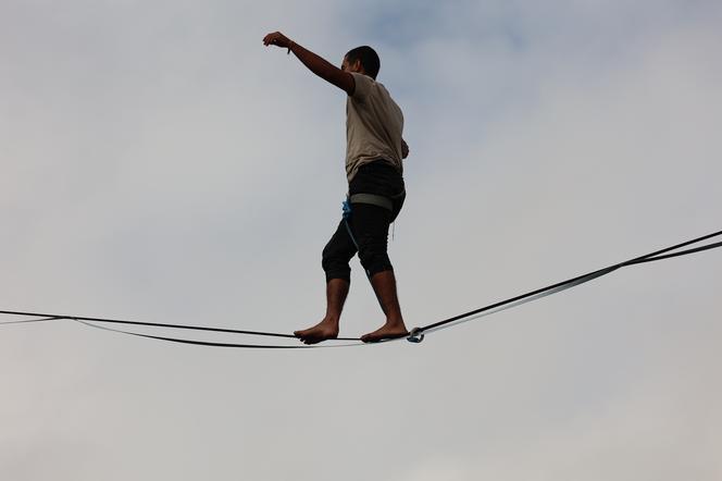   Urban Highline Festival 2023 w Lublinie. Slacklinerzy robią cuda na linach!