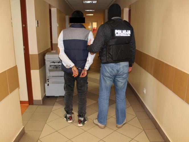 Gumową pałą atakowali kobiety