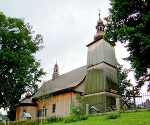 To jedna z najpiękniejszych wsi w Małopolsce. Mieszkał w niej sławny alchemik 