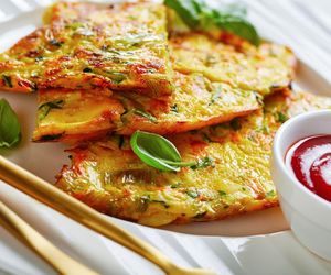 Keto placki z cukinii z piekarnika. Dietetyczny przepis na pyszny obiad lub przekąskę