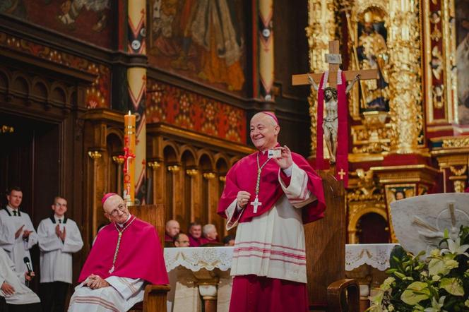 Kanoniczne objęcie diecezji sosnowieckiej przez bp. Artura Ważnego. "Dał się poznać jako odważny"