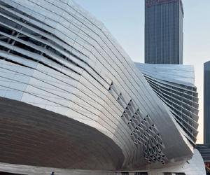 Centrum konferencyjne w Dalian, Chiny. Zastosowanie perforowanego aluminium w panelach i żaluzjach przeciwsłonecznych