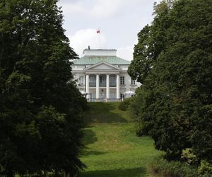 Rodzina Nawrockich przejęła Belweder: Kasia w kasku na hulajnodze, teściowe na balkonie