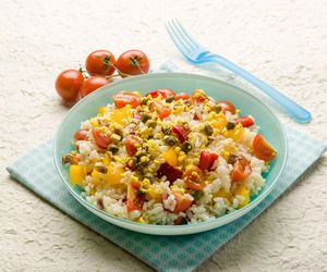 Sałatka ryżowa z jajkiem. Idealna dla kibiców prosta przekąska na mecz