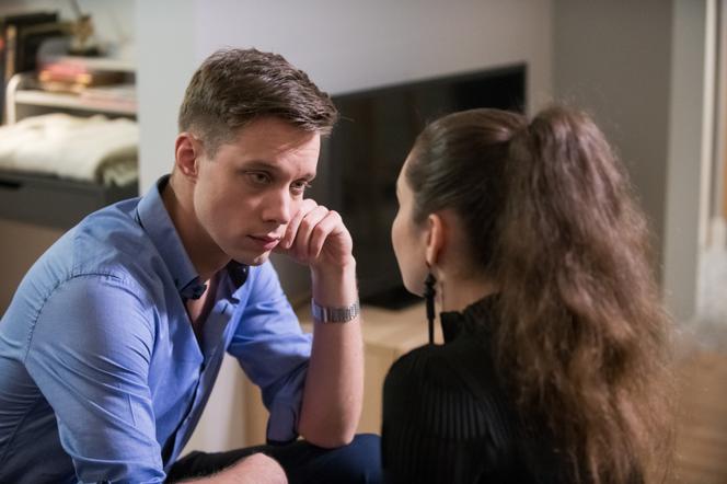 Na Wspólnej odc. 2678. Kasia (Julia Chatys), Darek Żbik (Michał Mikołajczak)