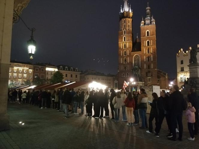Za czym kolejka ta stoi? Tłumy krakowian na Nocy Muzeów 2023!