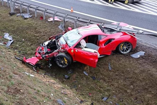Ferrari wjechało pod barierki. Wypadek w Wyrzysku