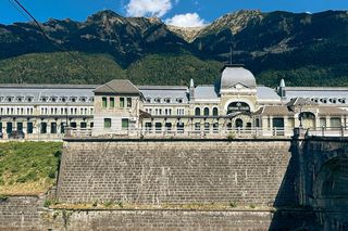 Górski Titanic na końcu „magicznego tunelu”.  Miał być największym dworcem kolejowym w Europie, teraz dostał szansę jako hotel