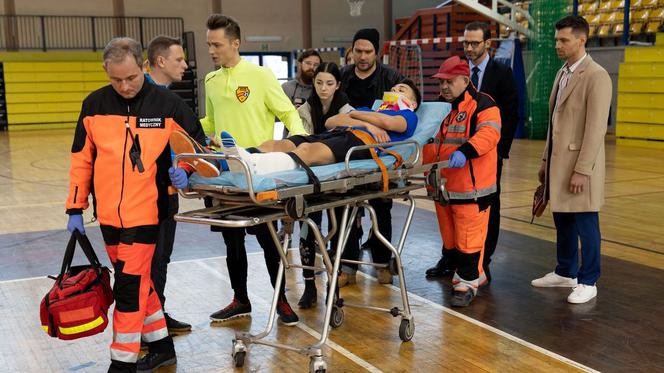  Barwy szczęścia, odc. 2246: Darek (Andrzej Niemyt), Szubert (Marcin Stec), Luiza (Julia Zielińska), Mirek (Oliwier Kozłowski), Damian (Michał Lesień), Józek (Patryk Pniewski)