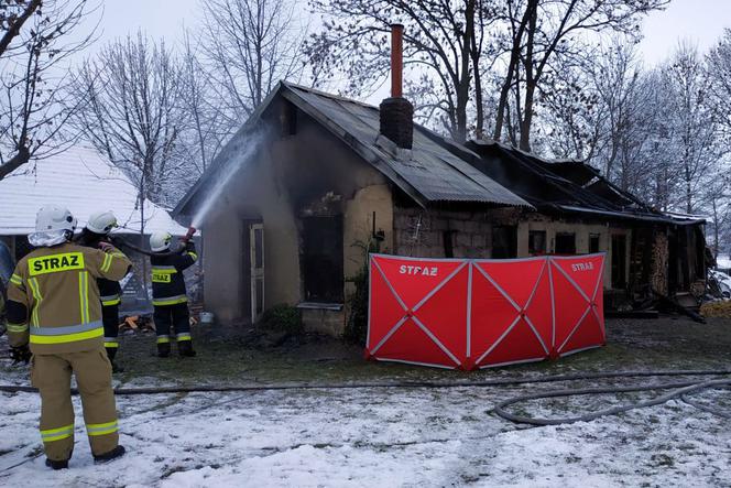  Mężczyzna zginął w płomieniach. Tragiczny pożar budynku gospodarczego w Dachnowie