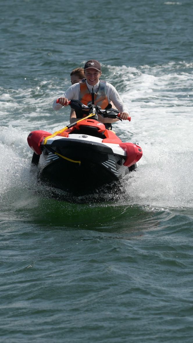 Iga Świątek na skuterze nad polskim morzem