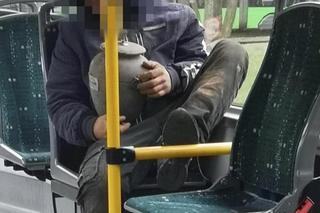 Mężczyzna z urną w tramwaju. Zabrał z cmentarza prochy ojca 
